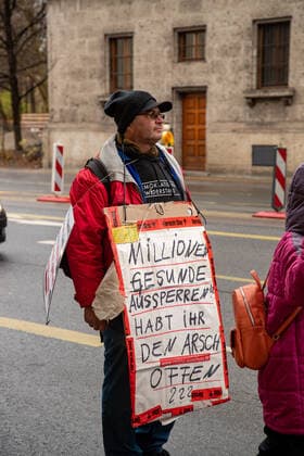 Querdenker*innen demonstrieren gegen die Impfung in München 59 Corona Leugner*innen, Impfgegner*innen und Querdenken Aktivist*innen der Gruppe Kinder stehen auf versammelten sich am 27.11.2021 in München, um gegen alle Corona Maßnahmen sowie gegen Impfungen. - 59 Covid deniers, lateral thinkers, NoVaxx activists of the group children stand up demonstrated through the streets of Munich, Germany on November 27, 2021 against all covid measures and vaccinations. München Bayern Deutschland Copyright: xAlexanderxPohlx