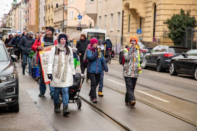 Querdenker*innen demonstrieren gegen die Impfung in München 59 Corona Leugner*innen, Impfgegner*innen und Querdenken Aktivist*innen der Gruppe Kinder stehen auf versammelten sich am 27.11.2021 in München, um gegen alle Corona Maßnahmen sowie gegen Impfungen. - 59 Covid deniers, lateral thinkers, NoVaxx activists of the group children stand up demonstrated through the streets of Munich, Germany on November 27, 2021 against all covid measures and vaccinations. München Bayern Deutschland Copyright: xAlexanderxPohlx