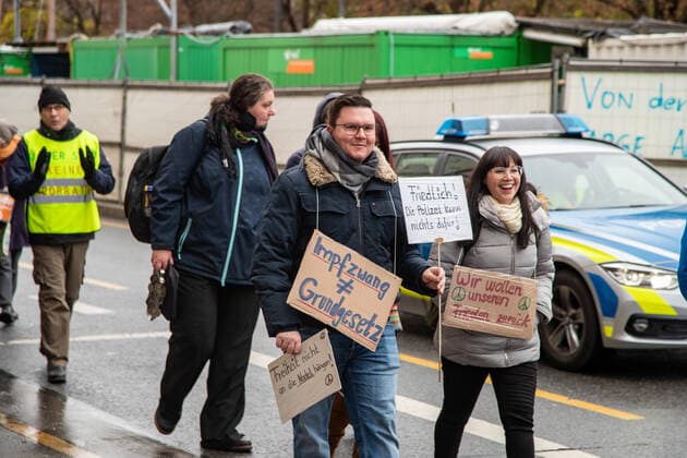 Querdenker*innen demonstrieren gegen die Impfung in München 59 Corona Leugner*innen, Impfgegner*innen und Querdenken Aktivist*innen der Gruppe Kinder stehen auf versammelten sich am 27.11.2021 in München, um gegen alle Corona Maßnahmen sowie gegen Impfungen. - 59 Covid deniers, lateral thinkers, NoVaxx activists of the group children stand up demonstrated through the streets of Munich, Germany on November 27, 2021 against all covid measures and vaccinations. München Bayern Deutschland Copyright: xAlexanderxPohlx