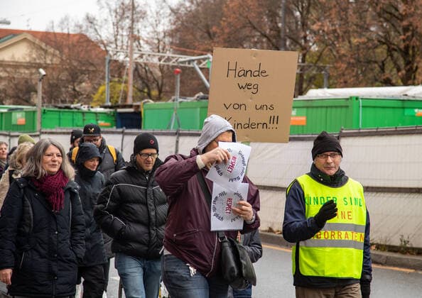 Querdenker*innen demonstrieren gegen die Impfung in München 59 Corona Leugner*innen, Impfgegner*innen und Querdenken Aktivist*innen der Gruppe Kinder stehen auf versammelten sich am 27.11.2021 in München, um gegen alle Corona Maßnahmen sowie gegen Impfungen. - 59 Covid deniers, lateral thinkers, NoVaxx activists of the group children stand up demonstrated through the streets of Munich, Germany on November 27, 2021 against all covid measures and vaccinations. München Bayern Deutschland Copyright: xAlexanderxPohlx