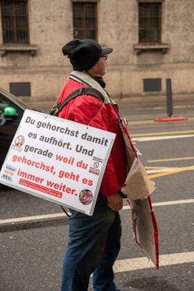 Querdenker*innen demonstrieren gegen die Impfung in München 59 Corona Leugner*innen, Impfgegner*innen und Querdenken Aktivist*innen der Gruppe Kinder stehen auf versammelten sich am 27.11.2021 in München, um gegen alle Corona Maßnahmen sowie gegen Impfungen. - 59 Covid deniers, lateral thinkers, NoVaxx activists of the group children stand up demonstrated through the streets of Munich, Germany on November 27, 2021 against all covid measures and vaccinations. München Bayern Deutschland Copyright: xAlexanderxPohlx
