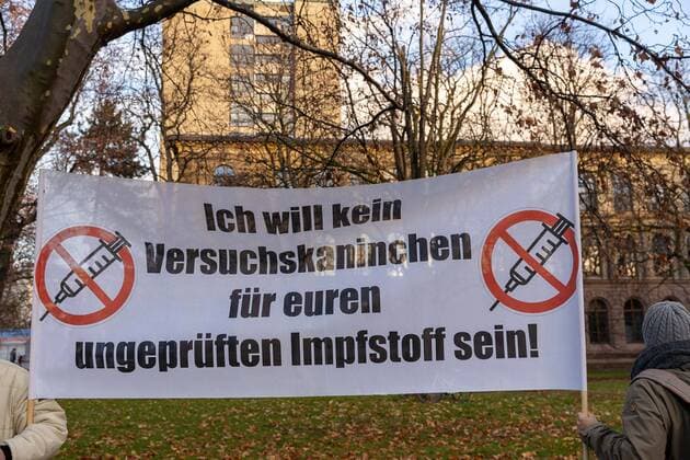 Stuttgart Querdenken 711 Pflegekraefte Demo, Stuttgarter Stadtgarten, 27 11 2021, Querdenken 711 Pflegekraefte Demo, Stuttgarter Stadtgarten, I dont want to be a guinea pig for your untested vaccine, 27 11 2021, Copyright: xDROFITSCH EIBNERx EP_ddh