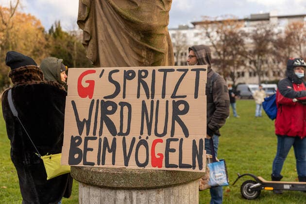 Stuttgart Querdenken 711 Pflegekraefte Demo, Stuttgarter Stadtgarten, 27 11 2021, Querdenken 711 Pflegekraefte Demo, Stuttgarter Stadtgarten, G spritzt wird nur beim voegeln, 27 11 2021, Copyright: xDROFITSCH EIBNERx EP_ddh