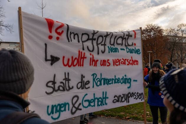 Stuttgart Querdenken 711 Pflegekraefte Demo, Stuttgarter Stadtgarten, 27 11 2021, Querdenken 711 Pflegekraefte Demo, Stuttgarter Stadtgarten, demonstrators with placards, compulsory vaccination, 27 11 2021, Copyright: xDROFITSCH EIBNERx EP_ddh