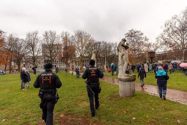 Stuttgart Querdenken 711 Pflegekraefte Demo, Stuttgarter Stadtgarten, 27 11 2021, Querdenken 711 Pflegekraefte Demo, Stuttgarter Stadtgarten, police, 27 11 2021, Copyright: xDROFITSCH EIBNERx EP_ddh