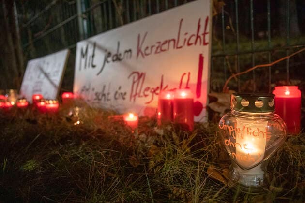 ID 433 Coronaskandal im Erzgebirge. Die Freien Sachsen riefen dazu auf, am Auer Helios Klinikum Kerzen niederzulegen. Sie protestieren damit gegen die drohende Impfpflicht und den Verlust zahlreicher Pfleger, welche den Beruf wechseln. Besonders schlimm. Mehrere Menschen legten am Zaun des Klinikums und im Klinikum zahlreiche brennenden Kerzen nieder. Ärzter und Pfleger kämpfen um das Leben vieler Menschen im Klinikum und Impfgegner fällt nichts anderes ein, als Kerzen gegen die Impfpflicht niederzulegen. Pervers: Es wurde auch ein Schild mit dem Schriftzug: Nein zur Impfplicht Aber Ja zum Nürnberger Codex angebracht. Man vergleicht dabei die aktuelle Coronapolitik mit dem Experimentieren an Menschen uns vergleichen dies mit dem