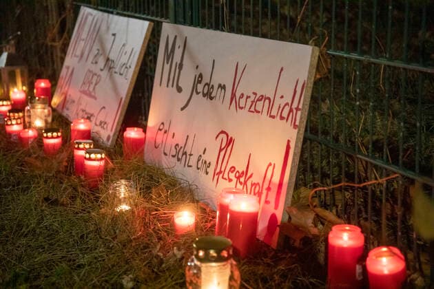 ID 433 Coronaskandal im Erzgebirge. Die Freien Sachsen riefen dazu auf, am Auer Helios Klinikum Kerzen niederzulegen. Sie protestieren damit gegen die drohende Impfpflicht und den Verlust zahlreicher Pfleger, welche den Beruf wechseln. Besonders schlimm. Mehrere Menschen legten am Zaun des Klinikums und im Klinikum zahlreiche brennenden Kerzen nieder. Ärzter und Pfleger kämpfen um das Leben vieler Menschen im Klinikum und Impfgegner fällt nichts anderes ein, als Kerzen gegen die Impfpflicht niederzulegen. Pervers: Es wurde auch ein Schild mit dem Schriftzug: Nein zur Impfplicht Aber Ja zum Nürnberger Codex angebracht. Man vergleicht dabei die aktuelle Coronapolitik mit dem Experimentieren an Menschen uns vergleichen dies mit dem