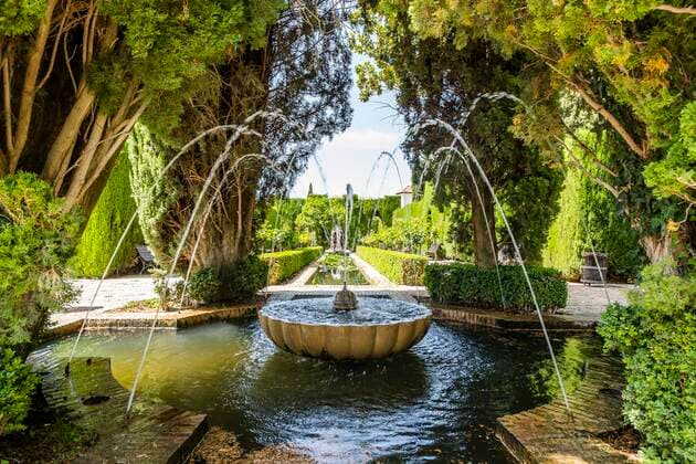  Springbrunnen und Bäume im Generalife-Garten in der arabischen Palastanlage Alhambra in Granada, Spanien, Europa *** Fountains and trees in the Generalife Garden in the Arabic palace complex Alhambra in Granada, Spain, Europe Copyright: imageBROKER/EunikaxSopotnicka ibxeso07162596.jpg