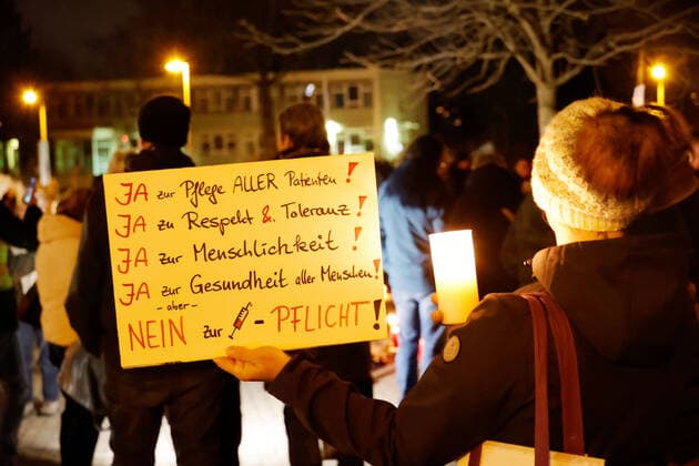 Silent protest 27 11 2021, Chemnitz, Klinikum Chemnitz On Saturday about 400 citizens put up candles at 18 00 oclock in Chemnitz at the Klinikum Chemnitz at Flemmingstrasse to protest against the Corona policy and the vaccination obligation Among the participants were many nurses and nurses of the Klnikum, who