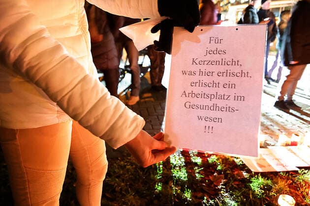 Silent protest 27 11 2021, Chemnitz, Klinikum Chemnitz On Saturday about 400 citizens put up candles at 18 00 oclock in Chemnitz at the Klinikum Chemnitz at Flemmingstrasse to protest against the Corona policy and the vaccination obligation Among the participants were many nurses and nurses of the Klnikum, who