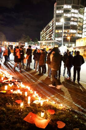 Silent protest 27 11 2021, Chemnitz, Klinikum Chemnitz On Saturday about 400 citizens put up candles at 18 00 oclock in Chemnitz at the Klinikum Chemnitz at Flemmingstrasse to protest against the Corona policy and the vaccination obligation Among the participants were many nurses and nurses of the Klnikum, who