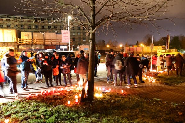 Silent protest 27 11 2021, Chemnitz, Klinikum Chemnitz On Saturday about 400 citizens put up candles at 18 00 oclock in Chemnitz at the Klinikum Chemnitz at Flemmingstrasse to protest against the Corona policy and the vaccination obligation Among the participants were many nurses and nurses of the Klnikum, who