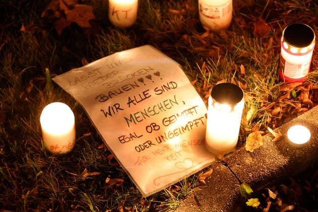 Silent protest 27 11 2021, Chemnitz, Klinikum Chemnitz On Saturday about 400 citizens put up candles at 18 00 oclock in Chemnitz at the Klinikum Chemnitz at Flemmingstrasse to protest against the Corona policy and the vaccination obligation Among the participants were many nurses and nurses of the Klnikum, who