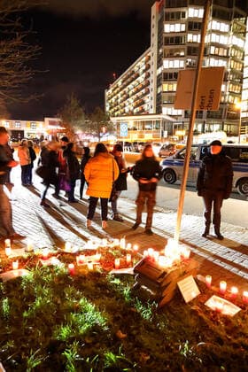 Silent protest 27 11 2021, Chemnitz, Klinikum Chemnitz On Saturday about 400 citizens put up candles at 18 00 oclock in Chemnitz at the Klinikum Chemnitz at Flemmingstrasse to protest against the Corona policy and the vaccination obligation Among the participants were many nurses and nurses of the Klnikum, who