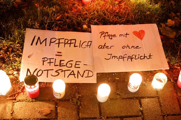 Silent protest 27 11 2021, Chemnitz, Klinikum Chemnitz On Saturday about 400 citizens put up candles at 18 00 oclock in Chemnitz at the Klinikum Chemnitz at Flemmingstrasse to protest against the Corona policy and the vaccination obligation Among the participants were many nurses and nurses of the Klnikum, who