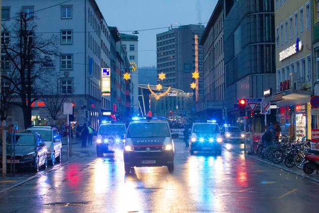27 11 2021 Demonstration Students Stand Up from Landhausplatz continue through the city center of Innsbruck, Tyrol, Austria Demo Freedom for Science, Opinion and Teaching Freedom Rally Demonstration of Students, ¦ Demo against University, University Corona, Coronavirus, Covid 19 measures police operation police police car, police cars e