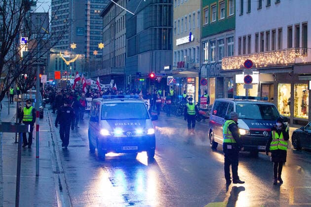 27 11 2021 Demonstration Students Stand Up from Landhausplatz continue through the city center of Innsbruck, Tyrol, Austria Demo Freedom for Science, Opinion and Teaching Freedom Rally Demonstration of Students, ¦ Demo against University, University Corona, Coronavirus, Covid 19 measures police operation police police car, police cars e