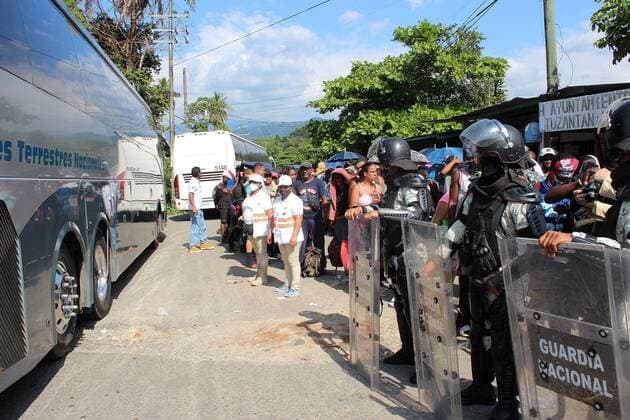 Mexiko, Migranten in Chiapas Migrants queue today to get on a bus, in the municipality of Huixtla, Chiapas state, Mexico, 27 November 2021. One of the three new migrant caravans that left the city of Tapachula (southeastern state of Chiapas) on Friday, made up of about 1,000 people, was dissolved this Saturday when the migrants surrendered to agents of the National Migration Institute (INM) of Mexico. Migrant caravan dissolves after surrendering to Mexican authorities !ACHTUNG: NUR REDAKTIONELLE NUTZUNG!  Copyright: xJuanxManuelxBlancox MEX8261 20211127-ba2a762d562cfd713d991c8843fd9fce07822d48
