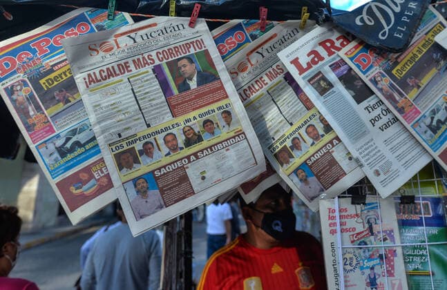 Daily Life In Merida Local, regional and national newspapers for sale at a street stand in the center of Merida. On Saturday, November 27, 2021, in Merida, Yucatan, Mexico. Merida Mexico  Copyright: xArturxWidakx originalFilename:widak-dailylif211127_npg0j.jpg