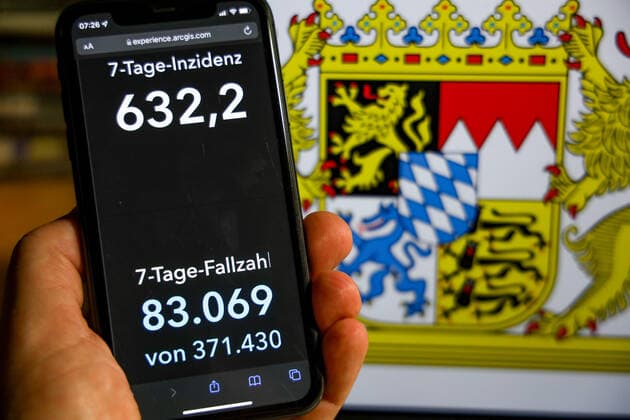 Coronavirus in Germany Covid 19 Dashboard of the Robert Koch Institute DEU, Germany, Bavaria 28 11 2021 The 7-day incidence for the state Cases last 7 days 100 000 PE is displayed on an iPhone, with the state coat of arms in the background.