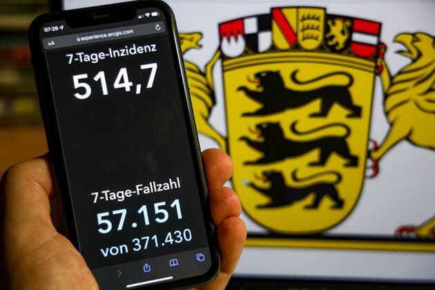 Coronavirus in Germany Covid 19 Dashboard of the Robert Koch Institute DEU, Germany, Baden Württemberg 28 11 2021 The 7-day incidence for the state Cases last 7 days 100 000 p.e. is displayed on an iPhone, with the state coat of arms in the background