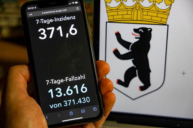 Coronavirus in Germany Covid 19 Dashboard of the Robert Koch Institute DEU, Germany, Berlin 28 11 2021 The 7-day incidence for the state Cases last 7 days 100 000 PE is displayed on an iPhone, with the state coat of arms in the background.