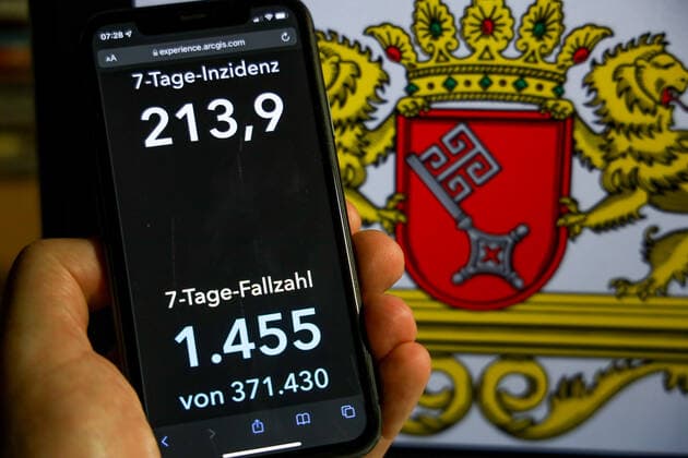 Coronavirus in Germany Covid 19 Dashboard of the Robert Koch Institute DEU, Germany, Bremen 28 11 2021 The 7-day incidence for the state Cases last 7 days 100 000 p.e. is displayed on an iPhone, with the states coat of arms in the background
