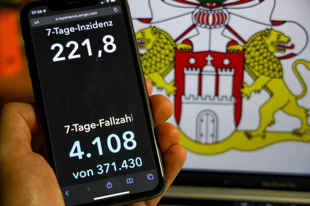 Coronavirus in Germany Covid 19 Dashboard of the Robert Koch Institute DEU, Germany, Hamburg 28 11 2021 The 7-day incidence for the state Cases last 7 days 100 000 PE is displayed on an iPhone, with the state coat of arms in the background.