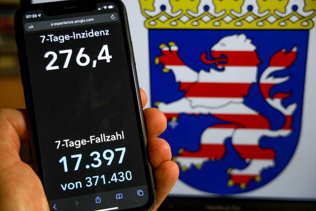 Coronavirus in Germany Covid 19 Dashboard of the Robert Koch Institute DEU, Germany, Hesse 28 11 2021 The 7-day incidence for the state Cases last 7 days 100 000 PE is displayed on an iPhone, with the state coat of arms in the background.