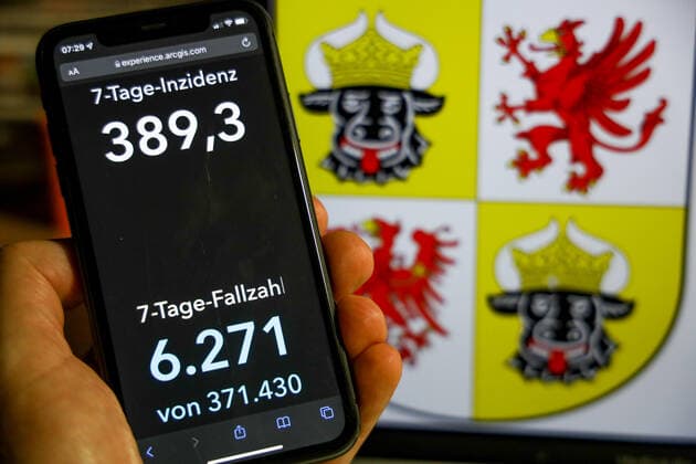 Coronavirus in Germany Covid 19 Dashboard of the Robert Koch Institute DEU, Germany, Mecklenburg Vorpommern 28 11 2021 The 7-day incidence for the state Cases last 7 days 100 000 P.E. is displayed on an iPhone, with the states coat of arms in the background