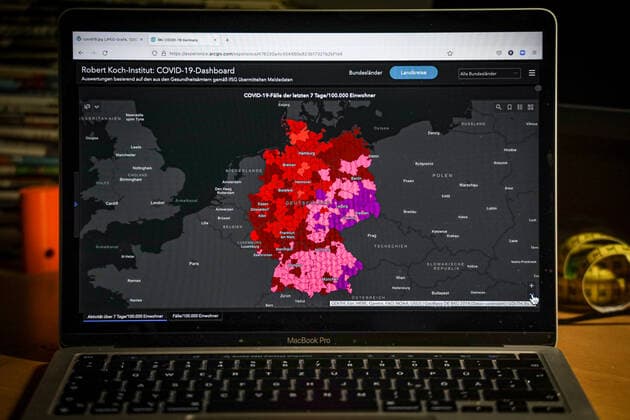 Coronavirus in Germany Covid 19 Dashboard of the Robert Koch Institute 28 11 2021 Robert Koch Institute 7 days Incidence 446.7 7 days Number of cases 371 430 COVID 19 cases 5 761 696 Addition by 44 401 the previous day COVID 19 deaths 100 883 Addition by 104 the previous day
