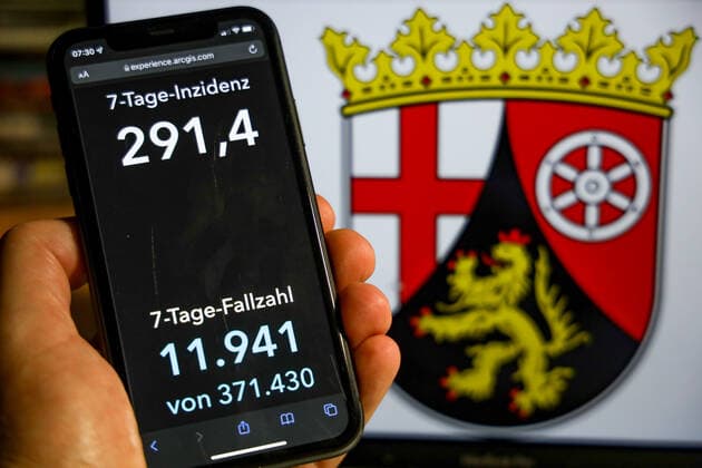 Coronavirus in Germany Covid 19 Dashboard of the Robert Koch Institute DEU, Germany, Rhineland-Palatinate 28 11 2021 The 7-day incidence for the state Cases last 7 days 100 000 p.e. is displayed on an iPhone, with the state coat of arms in the background
