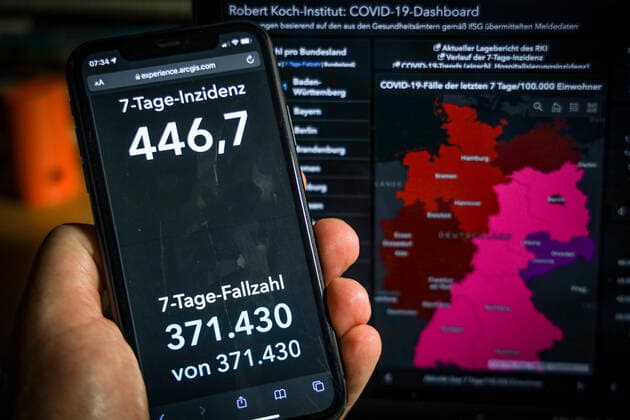 Coronavirus in Germany Covid 19 Dashboard of the Robert Koch Institute 28 11 2021 Robert Koch Institute 7 days Incidence 446.7 7 days Number of cases 371 430 COVID 19 cases 5 761 696 Addition by 44 401 the previous day COVID 19 deaths 100 883 Addition by 104 the previous day