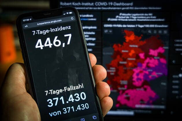 Coronavirus in Germany Covid 19 Dashboard of the Robert Koch Institute 28 11 2021 Robert Koch Institute 7 days Incidence 446.7 7 days Number of cases 371 430 COVID 19 cases 5 761 696 Addition by 44 401 the previous day COVID 19 deaths 100 883 Addition by 104 the previous day