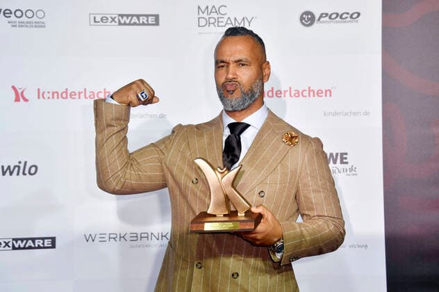 Bilder des Jahres 2021, Entertainment 11 November Entertainment Themen der Woche KW47 Patrick Esume bei der 17. Kinderlachen-Gala 2021 im Goldsaal der Westfalenhallen. Dortmund, 27.11.2021 *** Patrick Esume at the 17 Kinderlachen Gala 2021 in the Goldsaal of the Westfalenhallen Dortmund, 27 11 2021 Foto:xN.xKubelkax xFuturexImage
