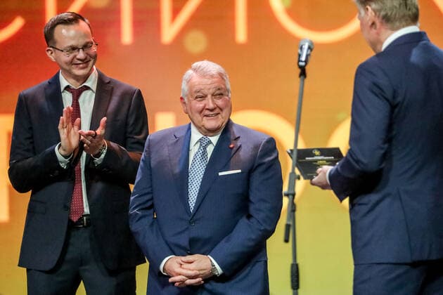 MOSCOW, RUSSIA â€“ NOVEMBER 28, 2021: Kurchatov Institute director Mikhail Kovalchuk (C) and President Putin s spokesman Dmitry Peskov (R) at the 7th award ceremony for the â€˜For Fidelity To Scienceâ€™ Prize at the State Kremlin Palace. The For Fidelity to Science Prize is awarded annually for outstanding contribution to scientific communication and promotion of science and the prestige of scientists and engineers in Russia. Sergei Karpukhin TASS  TS119E40