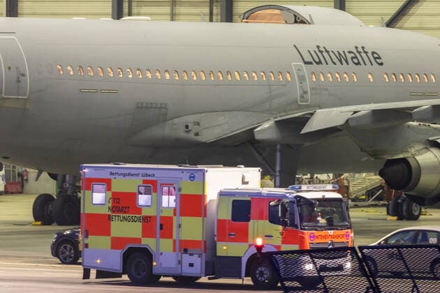 The Airbus A310 304 MRTT A310, MedEvac of the German Air Force Luftwaffe with the registration 10 25 MSN 484 transported on Sunday COVID 19 intensive care patients from Munich to Hamburg Airport EDDH HAM to be transported then with rescue service of the German Federal Armed Forces further to Schleswig Holstein Hamburg Hamburg Germany