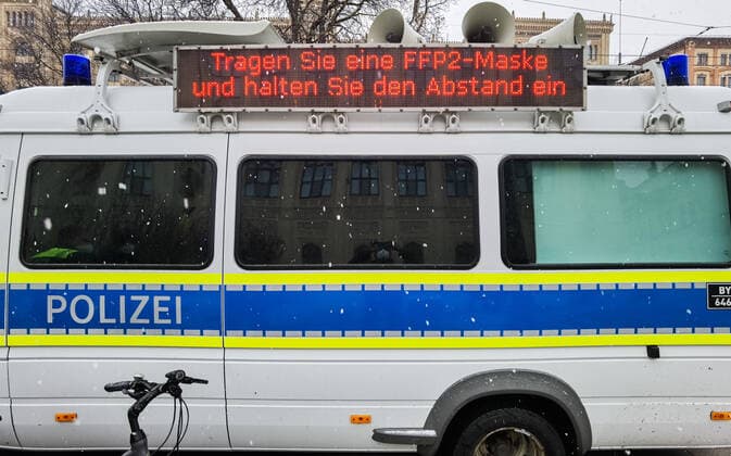 News Bilder des Tages November 28, 2021, Munich, Bavaria, Germany: A sign above a Munich police van states to wear an FFP2 mask and to maintain distancing. Despite southern Bavaria being in the clutches of a brutal fourth wave and beingnonnthe cusp of a Delta and Omicron Winter, Corona deniers from throughout Germany banded together without respecting any of the infection control regulations to memorialize disgraced former police officer and conspiracy theorist Karl Hilz who died after being reported by those in his circles as a pneumonia . Since Hilz s death, numerous grifters from the Querdenker scene with little to no connection to him have claimed knowing him and have even tried to raise funds in his name. Munich Germany - ZUMAb160 20211128_zbp_b160_002 Copyright: xSachellexBabbarx