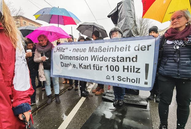 News Themen der Woche KW47 News Bilder des Tages November 28, 2021, Munich, Bavaria, Germany: Pandemic deniers attempt to compare the deceased Karl Hilz to resistance fighter Sophie Scholl. Despite southern Bavaria being in the clutches of a brutal fourth wave and beingnonnthe cusp of a Delta and Omicron Winter, Corona deniers from throughout Germany banded together without respecting any of the infection control regulations to memorialize disgraced former police officer and conspiracy theorist Karl Hilz who died after being reported by those in his circles as a pneumonia . Since Hilz s death, numerous grifters from the Querdenker scene with little to no connection to him have claimed knowing him and have even tried to raise funds in his name. Munich Germany - ZUMAb160 20211128_zbp_b160_003 Copyright: xSachellexBabbarx