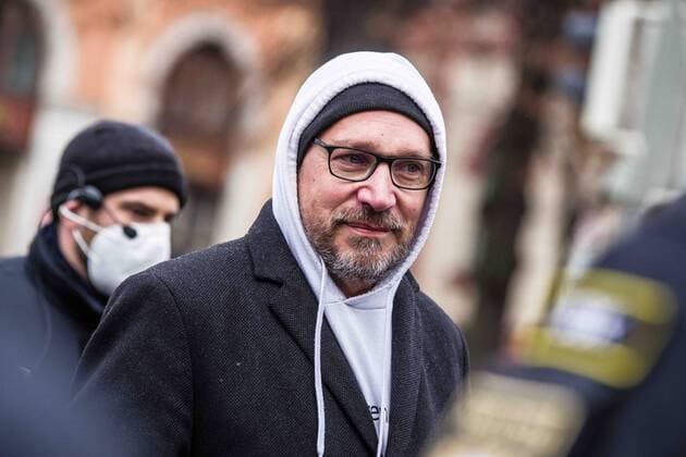 November 28, 2021, Munich, Bavaria, Germany: RALF LUDWIG of the Querdenken conspiracy movement. Despite southern Bavaria being in the clutches of a brutal fourth wave and beingnonnthe cusp of a Delta and Omicron Winter, Corona deniers from throughout Germany banded together without respecting any of the infection control regulations to memorialize disgraced former police officer and conspiracy theorist Karl Hilz who died after being reported by those in his circles as a pneumonia . Since Hilz s death, numerous grifters from the Querdenker scene with little to no connection to him have claimed knowing him and have even tried to raise funds in his name. Munich Germany - ZUMAb160 20211128_zbp_b160_012 Copyright: xSachellexBabbarx
