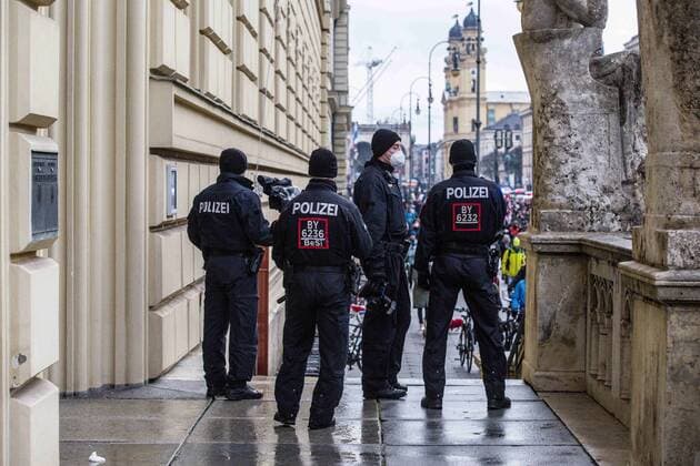 November 28, 2021, Munich, Bavaria, Germany: Despite southern Bavaria being in the clutches of a brutal fourth wave and beingnonnthe cusp of a Delta and Omicron Winter, Corona deniers from throughout Germany banded together without respecting any of the infection control regulations to memorialize disgraced former police officer and conspiracy theorist Karl Hilz who died after being reported by those in his circles as a pneumonia . Since Hilz s death, numerous grifters from the Querdenker scene with little to no connection to him have claimed knowing him and have even tried to raise funds in his name. Munich Germany - ZUMAb160 20211128_zbp_b160_021 Copyright: xSachellexBabbarx