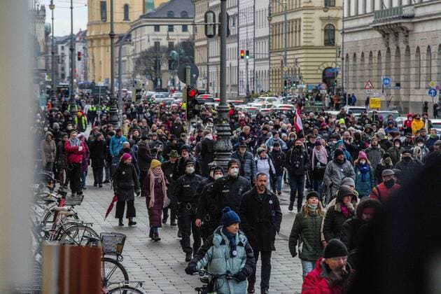 November 28, 2021, Munich, Bavaria, Germany: Despite southern Bavaria being in the clutches of a brutal fourth wave and beingnonnthe cusp of a Delta and Omicron Winter, Corona deniers from throughout Germany banded together without respecting any of the infection control regulations to memorialize disgraced former police officer and conspiracy theorist Karl Hilz who died after being reported by those in his circles as a pneumonia . Since Hilz s death, numerous grifters from the Querdenker scene with little to no connection to him have claimed knowing him and have even tried to raise funds in his name. Munich Germany - ZUMAb160 20211128_zbp_b160_022 Copyright: xSachellexBabbarx