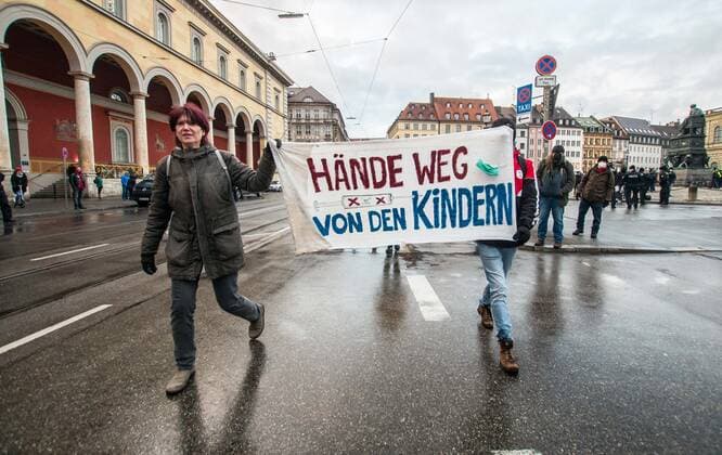 November 28, 2021, Munich, Bavaria, Germany: Despite southern Bavaria being in the clutches of a brutal fourth wave and beingnonnthe cusp of a Delta and Omicron Winter, Corona deniers from throughout Germany banded together without respecting any of the infection control regulations to memorialize disgraced former police officer and conspiracy theorist Karl Hilz who died after being reported by those in his circles as a pneumonia . Since Hilz s death, numerous grifters from the Querdenker scene with little to no connection to him have claimed knowing him and have even tried to raise funds in his name. Munich Germany - ZUMAb160 20211128_zbp_b160_038 Copyright: xSachellexBabbarx