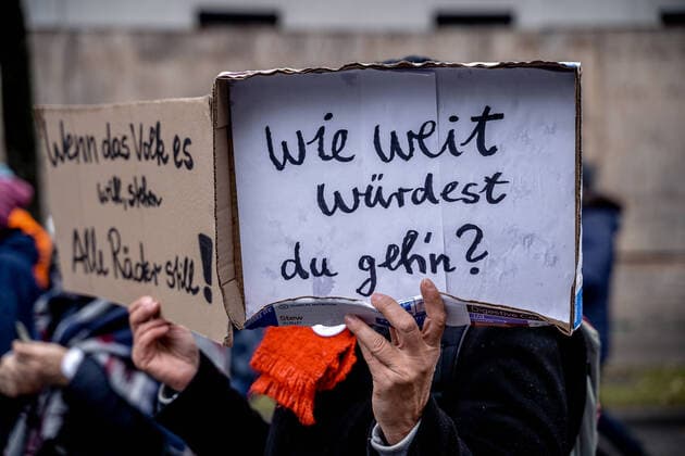 Querdenken Trauermarsch in München Am 28.11.2021 fand in München ein Querdenken Trauermarsch für den am 19.11.2021 verstorbenen Querdenker und ehemaligen Polizei Hauptkommisar Karl Hilz statt, an welchem sich 1200 Querdenker*innen, Impfskeptiker*innen und Verschwörungsideolog*innen beteiligten. - On November 28, 2021 1200 lateral thinkers, anti-vaxx activists and conspiracy ideologists joined a mourning march in Munich, Germany for the former police officer and Querdenken activists Karl Hilz, who died on November 19. München Bayern Deutschland Copyright: xAaronxKarasekx