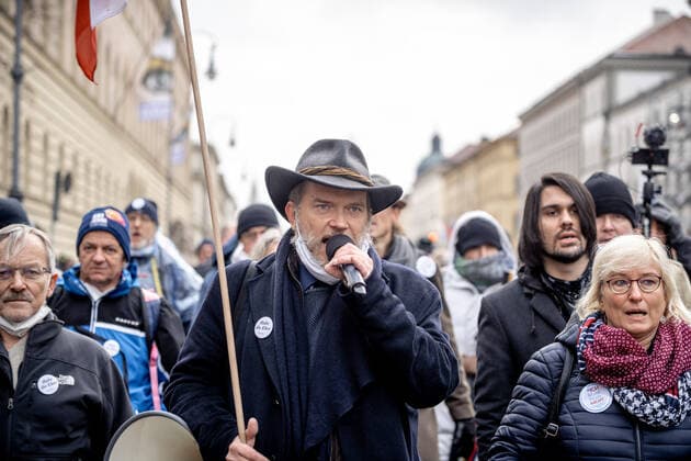Querdenken Trauermarsch in München Alexander Ehrlich auf Demo Am 28.11.2021 fand in München ein Querdenken Trauermarsch für den am 19.11.2021 verstorbenen Querdenker und ehemaligen Polizei Hauptkommisar Karl Hilz statt, an welchem sich 1200 Querdenker*innen, Impfskeptiker*innen und Verschwörungsideolog*innen beteiligten. - On November 28, 2021 1200 lateral thinkers, anti-vaxx activists and conspiracy ideologists joined a mourning march in Munich, Germany for the former police officer and Querdenken activists Karl Hilz, who died on November 19. München Bayern Deutschland Copyright: xAaronxKarasekx