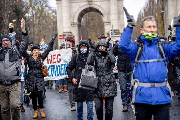 Querdenken Trauermarsch in München Am 28.11.2021 fand in München ein Querdenken Trauermarsch für den am 19.11.2021 verstorbenen Querdenker und ehemaligen Polizei Hauptkommisar Karl Hilz statt, an welchem sich 1200 Querdenker*innen, Impfskeptiker*innen und Verschwörungsideolog*innen beteiligten. - On November 28, 2021 1200 lateral thinkers, anti-vaxx activists and conspiracy ideologists joined a mourning march in Munich, Germany for the former police officer and Querdenken activists Karl Hilz, who died on November 19. München Bayern Deutschland Copyright: xAaronxKarasekx
