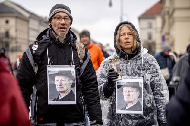 Querdenken Trauermarsch in München Am 28.11.2021 fand in München ein Querdenken Trauermarsch für den am 19.11.2021 verstorbenen Querdenker und ehemaligen Polizei Hauptkommisar Karl Hilz statt, an welchem sich 1200 Querdenker*innen, Impfskeptiker*innen und Verschwörungsideolog*innen beteiligten. - On November 28, 2021 1200 lateral thinkers, anti-vaxx activists and conspiracy ideologists joined a mourning march in Munich, Germany for the former police officer and Querdenken activists Karl Hilz, who died on November 19. München Bayern Deutschland Copyright: xAaronxKarasekx