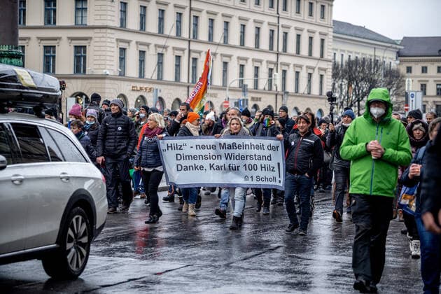 Querdenken Trauermarsch in München Am 28.11.2021 fand in München ein Querdenken Trauermarsch für den am 19.11.2021 verstorbenen Querdenker und ehemaligen Polizei Hauptkommisar Karl Hilz statt, an welchem sich 1200 Querdenker*innen, Impfskeptiker*innen und Verschwörungsideolog*innen beteiligten. - On November 28, 2021 1200 lateral thinkers, anti-vaxx activists and conspiracy ideologists joined a mourning march in Munich, Germany for the former police officer and Querdenken activists Karl Hilz, who died on November 19. München Bayern Deutschland Copyright: xAaronxKarasekx