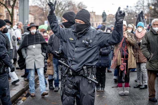 Querdenken Trauermarsch in München Polizei spehrt den Demo Teilnehmer*innen den weg ab. Am 28.11.2021 fand in München ein Querdenken Trauermarsch für den am 19.11.2021 verstorbenen Querdenker und ehemaligen Polizei Hauptkommisar Karl Hilz statt, an welchem sich 1200 Querdenker*innen, Impfskeptiker*innen und Verschwörungsideolog*innen beteiligten. - On November 28, 2021 1200 lateral thinkers, anti-vaxx activists and conspiracy ideologists joined a mourning march in Munich, Germany for the former police officer and Querdenken activists Karl Hilz, who died on November 19. München Bayern Deutschland Copyright: xAaronxKarasekx