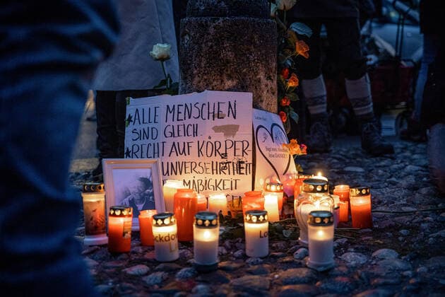 Querdenken Trauermarsch in München Am 28.11.2021 fand in München ein Querdenken Trauermarsch für den am 19.11.2021 verstorbenen Querdenker und ehemaligen Polizei Hauptkommisar Karl Hilz statt, an welchem sich 1200 Querdenker*innen, Impfskeptiker*innen und Verschwörungsideolog*innen beteiligten. - On November 28, 2021 1200 lateral thinkers, anti-vaxx activists and conspiracy ideologists joined a mourning march in Munich, Germany for the former police officer and Querdenken activists Karl Hilz, who died on November 19. München Bayern Deutschland Copyright: xAaronxKarasekx